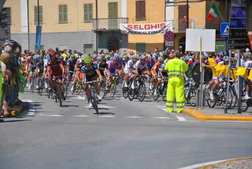 Il Tour de France 2011 in transito a Revello (copyright targatocn)