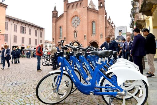 Le biciclette del servizio Eazy Mov, lanciato ad Alba nella primavera scorsa