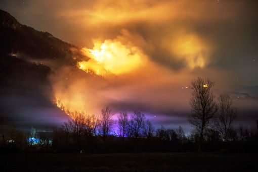 Ancora alte le fiamme nei boschi fra Aisone e Demonte Ancora alte le fiamme nei boschi fra Aisone e Demonte