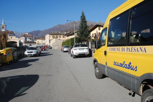 Paesana, lo Suolabus parcheggiato in via Cimitero