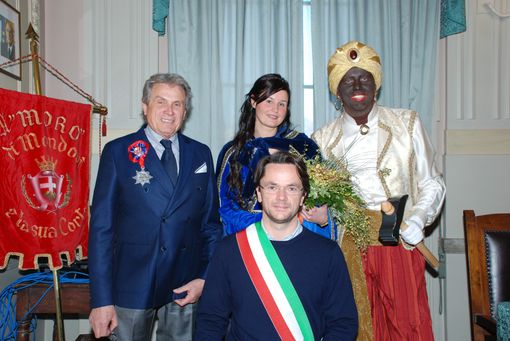 Il Moro Carlo Comino, la Béla Monregaleisa Elisa Marchesani, il presidente della Famija Monregaleisa Enzo Garelli, il sindaco di Mondovì Stefano Viglione (foto Marco Costantino)