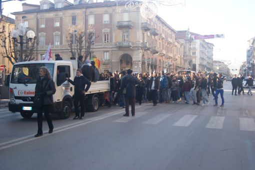 Un corteo di protesta degli studenti cuneesi