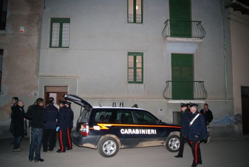 Inquirenti davanti alla casa dove è stata ammazzata Fatima