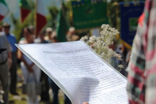 Revello soffia sulle 90 candeline della torta del proprio Gruppo di Penne Nere Revello soffia sulle 90 candeline della torta del proprio Gruppo di Penne Nere