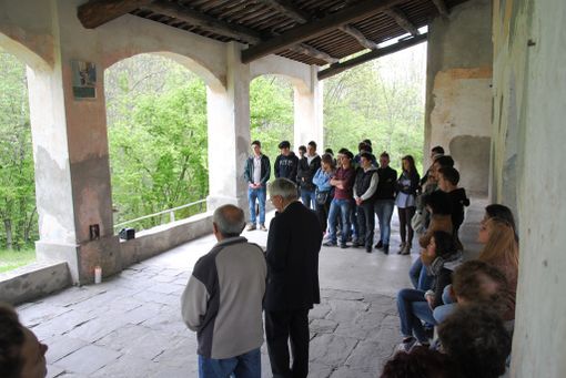 Il momento della benedizione dell'artistica targa in ceramica da parte di di don Celestino Ribero