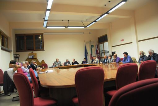 Il tavolo dell'incontro di venerdì sera nella sede della Comunità Montana del Monviso di Paesana
