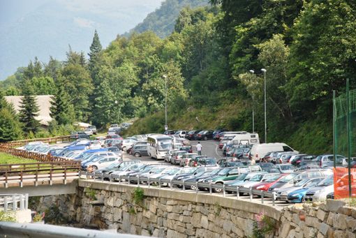 Auto in sosta a Crissolo il giorno di Ferragosto 2011