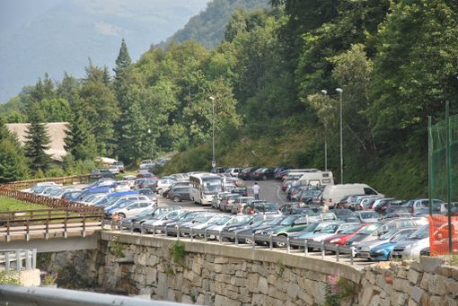 Parcheggi stipati di auto di turisti è un'istantanea scattata a Crissolo la scorsa estate