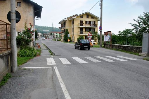 Via Nazionale a Paesana, uno dei due posti in cui verrano rimontati i dossi (copyright targatocn.it)