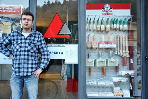 Fabrizio Marrone davanti all'ingresso della sua nuova ferramernta