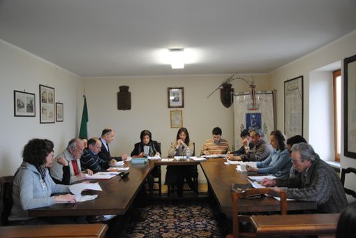 Al centro, da sinistra, il segretario comunale Buonamico, il sindaco Zanella ed il vicesindaco Martino (copyright targatocn.it)