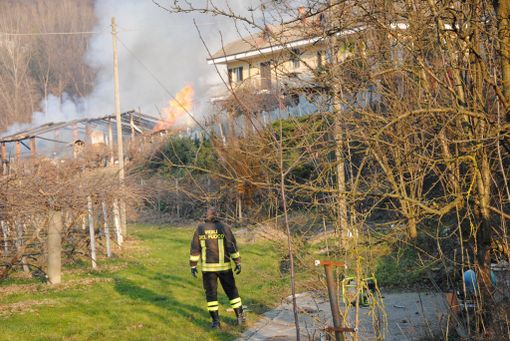L'incendio di oggi pomeriggio a Barge (© targatocn.it)