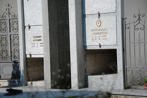 Le due tombe dalle quali sono state rubate le lapidi in pietra