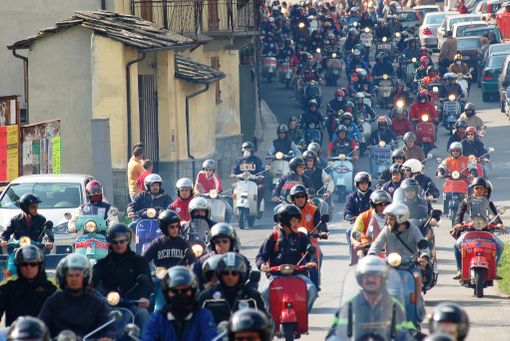 Paesana, Vespe in via Nazionale