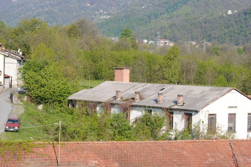 A pochi metri dalle case, il capannone coperto ineternit