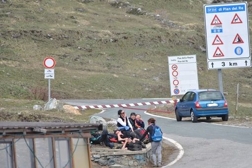 La sbarra che chiude al traffico la Pian della Regina-Pian del Re (copyright targatocn.it)