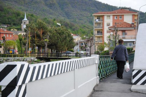 La ringhiera che costeggia i camminamenti sul ponte sul Po è più bassa di 5 centimetri di quanto richiesto
