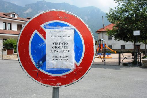 I cartelli chie vietano il gioco del pallone (© targatocn)