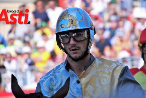Stasera si corre a Siena il Palio di Provenzano: tra i fantini debuttanti anche il buschese Mattia Chiavassa Stasera si corre a Siena il Palio di Provenzano: tra i fantini debuttanti anche il buschese Mattia Chiavassa