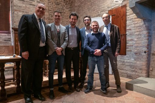 Da sinistra Moreno Cavalli, vicesindaco di Grinzane, Giorgio Proglio ad di Zetabi, Gianfranco Garau sindaco di Grinzane, Livio Oggero e Massimiliano Romanelli, responsabili del progetto "L'altro Camillo" e Massimo Gula (in rappresentanza della fondazione Crc)