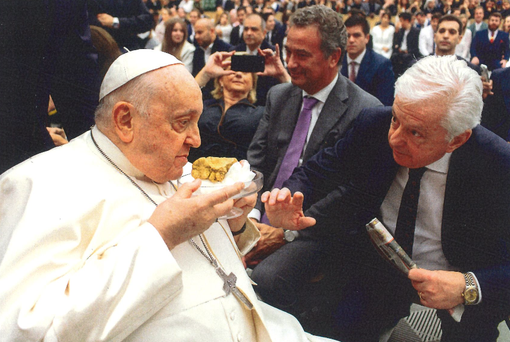 L'avvocato Ponzio omaggia Papa Francesco di un pregiato esemplare di Tuber Magnatum Pico. In pagina scolaresche in visita al L'avvocato Ponzio omaggia Papa Francesco di un pregiato esemplare di Tuber Magnatum Pico. In pagina scolaresche in visita al