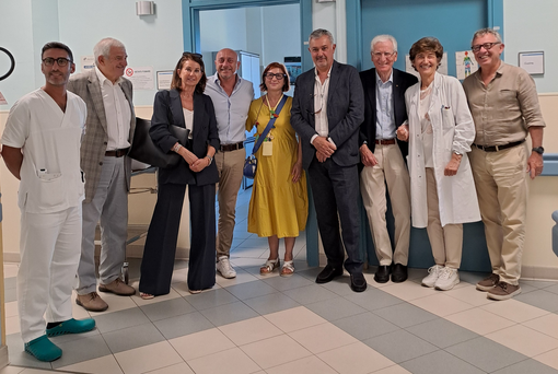 Nella foto da sinistra: Vincenzo Peloponneso (Coordinatore Infermieristico Endocrinologia), Elio Rostagno (Consigliere Fondazione), Silvia Merlo (Presidente Fondazione), Livio Tranchida (Direttore Generale A.O. S. Croce e Carle), Antonella Ligato (Referente Umanizzazione A.O.), Lorenzo Angelone (Direttore Sanitario A.O.), Luigi Salvatico (Consigliere Fondazione), Anna Pia (Direttrice Endocrinologia), Massimo Silumbra (Direttore Fondazione)