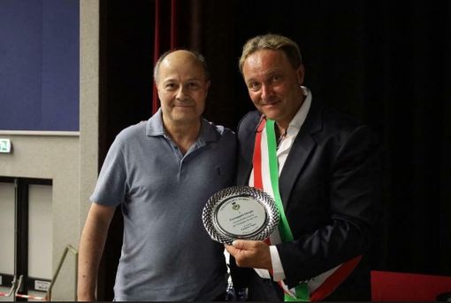 Il dottor Formaggini con il sindaco Emiliano Negro alla consegna del premio "Una vita di lavoro" consegnato dal Comune Il dottor Formaggini con il sindaco Emiliano Negro alla consegna del premio "Una vita di lavoro" consegnato dal Comune