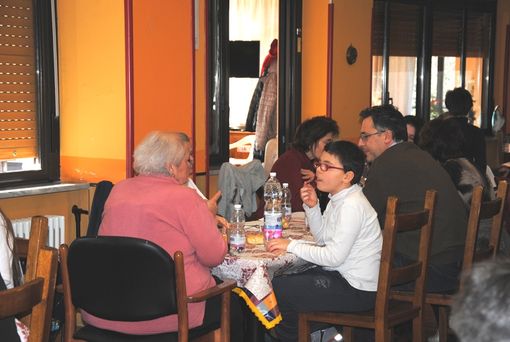 Un momento del pranzo con bambini ed anziani seduto allo stesso tavolo (copyright targatocn)