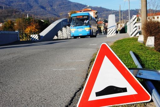 Un pullman su ponte ad archi sul Po di Paesana