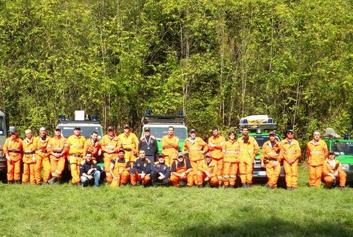 Gli uomini impegnati nell'esercitazione antincendio boschivo a Priero