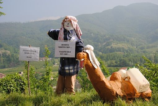 Uno spaventapasseri sulla collina di Castellar