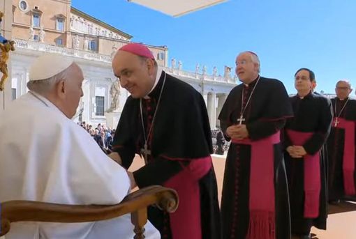 Monsignor Marco Brunetti saluta Papa Francesco (foto Diocesi di Alba) Monsignor Marco Brunetti saluta Papa Francesco (foto Diocesi di Alba)