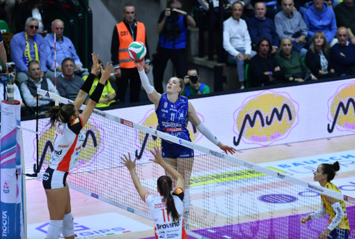 Isabelle Haak, premiata MVP del match con 26 punti, in azione contro le Gatte