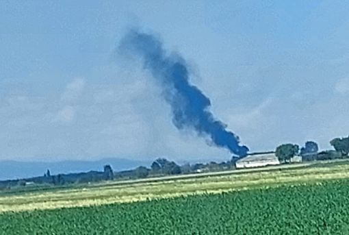 La nube di fumo in lontananza del trattore in fiamme a Moretta