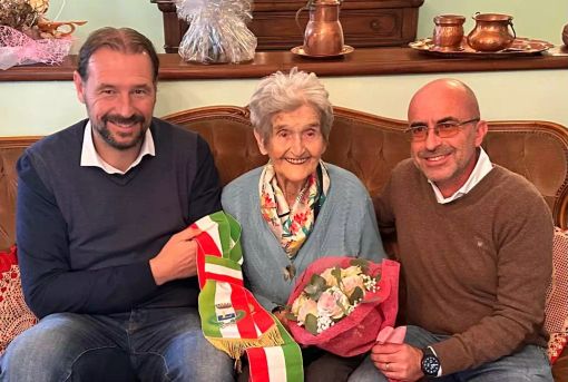 Laura Giletta, ha festeggiato a Lagnasco 101 anni con il sindaco Roberto Dalmazzo e il vice Oscar Fiore