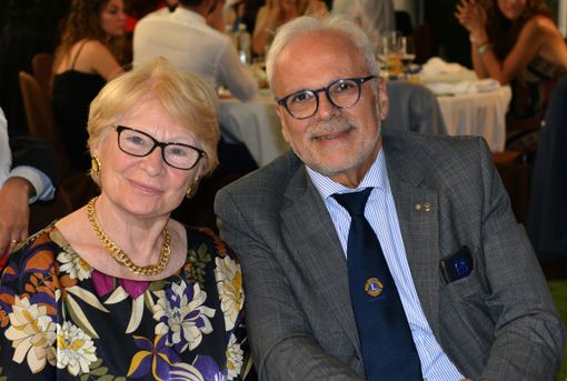 Nelle foto il cerimoniere del 'Lions Club Bra Host' Sergio Provera insieme alla moglie Franca Delpiano ed i riconoscimenti ottenuti