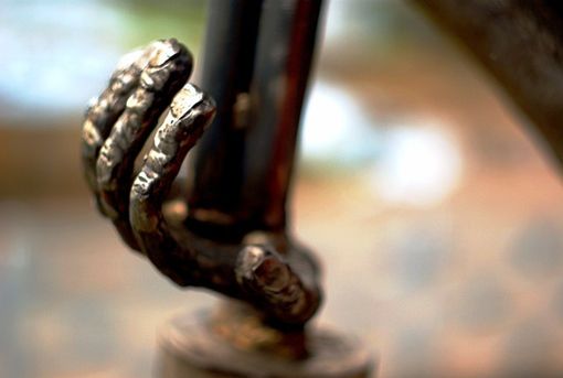 Dronero: mostra di parole in versi e creazioni all'acciaio inossidabile elettroriportato