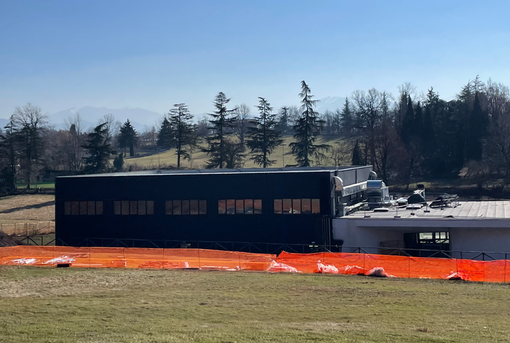 Una fase della costruzione della nuova palestra scolastica in zona Polveriera dove dovrebbe sorgere il nuovo "Baruffi"