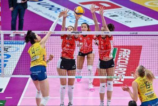 Le Gatte in azione durante il match contro Conegliano (foto di Danilo Ninotto) Le Gatte in azione durante il match contro Conegliano (foto di Danilo Ninotto)