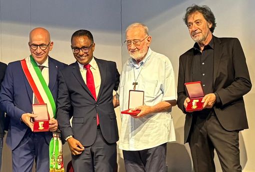 Il sindaco di Racconigi Valerio Oderda con il presidente di Capo Verde Josè Maria Neves e Padre Ottavio Fasano Il sindaco di Racconigi Valerio Oderda con il presidente di Capo Verde Josè Maria Neves e Padre Ottavio Fasano