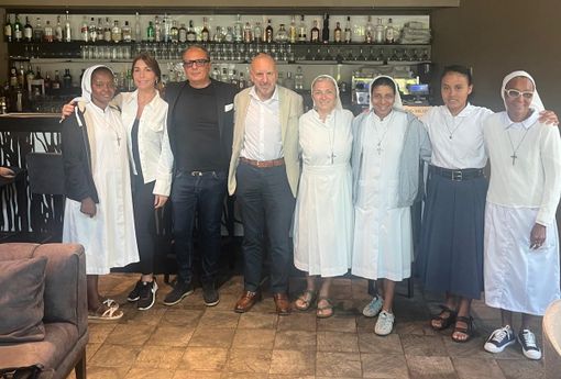 Il sindaco Riberi ed il proprietario del White insieme con le suore calasanziane Il sindaco Riberi ed il proprietario del White insieme con le suore calasanziane