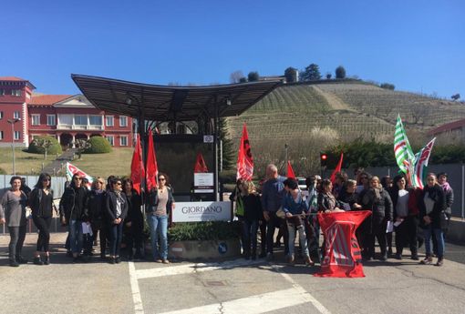 Lavoratori in presidio venerdì scorso di fronte alla sede Giordano di Valle Talloria