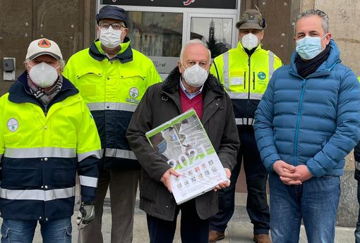 Verzuolo la consegna dei calendari di solidale da parte del presidente Officina delle idee Giovanni Damiano al sindaco di Verzuolo Carlo Panero Verzuolo la consegna dei calendari di solidale da parte del presidente Officina delle idee Giovanni Damiano al sindaco di Verzuolo Carlo Panero