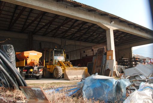 Il magazzino comunale di via Rejnaud con la copertura in eternit