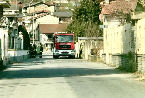 In fiamme alcune vetture in un cortile privato a Rifreddo, incendio estinto