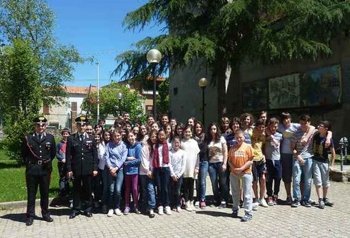 I carabinieri con la scolaresca di Monesiglio