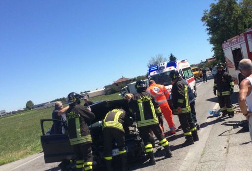 Incidente a Fossano in via Ceresolia: coinvolti due vetture e un mezzo della nettezza urbana Incidente a Fossano in via Ceresolia: coinvolti due vetture e un mezzo della nettezza urbana