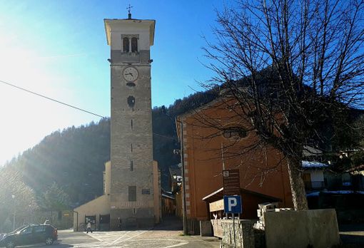 Casteldelfino contro Enel: luci spente e il Comune sospende i pagamenti delle bollette