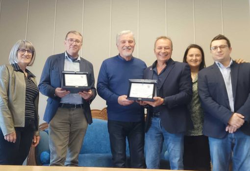 Con la targa, il sindaco di Boves Maurizio Paoletti e Paolo Bongioanni. Al centro il presidente del Comitato !0 febbraio, Silvano Olmi. A destra Denis Scotti Con la targa, il sindaco di Boves Maurizio Paoletti e Paolo Bongioanni. Al centro il presidente del Comitato !0 febbraio, Silvano Olmi. A destra Denis Scotti