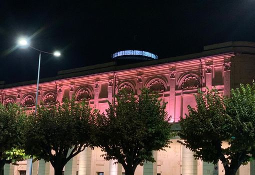 Bra: Politeama illuminato di rosa per la lotta contro il cancro al seno